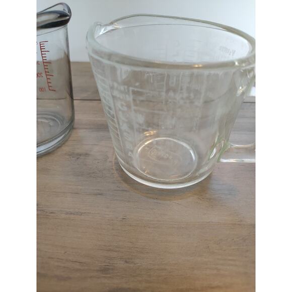 Glasbake (Vintage, D Handle) And Anchor Hocking (Modern) 2 Cup Measuring Cups - Picture 3 of 7